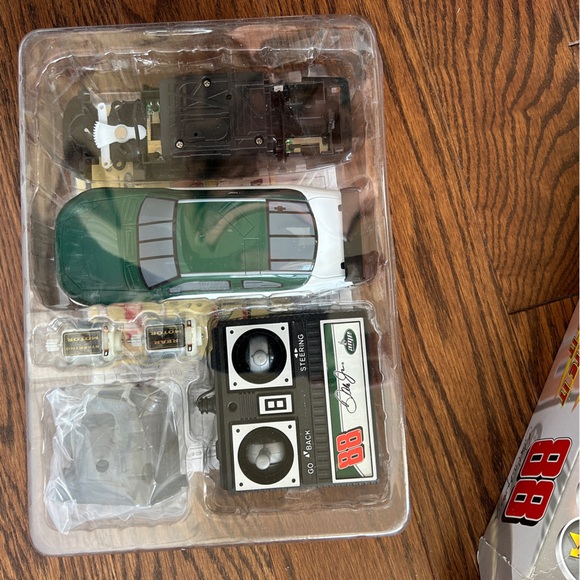 Front Runners R/C Garage Radio Control Car Kit You Build It NASCAR #88 Earnhardt - Picture 4 of 7